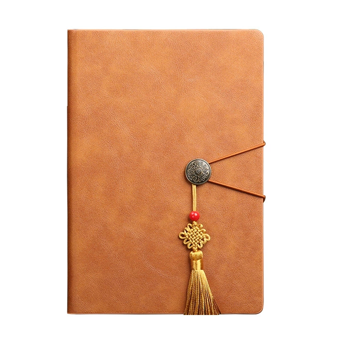 Agendă A5 dictando, copertă maro din piele ecologică, cu șnur decorativ și ciucure, design vintage elegant.