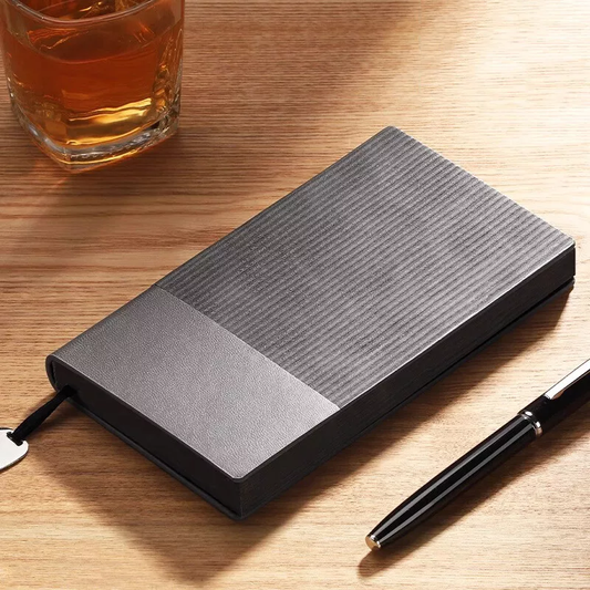 Agendă AristoNote verde, format A5, cu copertă flexibilă din piele ecologică – ideală ca jurnal personal sau planificator elegant.