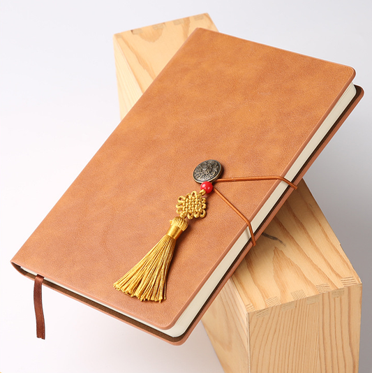 Agendă A5 dictando, copertă maro din piele ecologică, cu șnur decorativ și ciucure, design vintage elegant