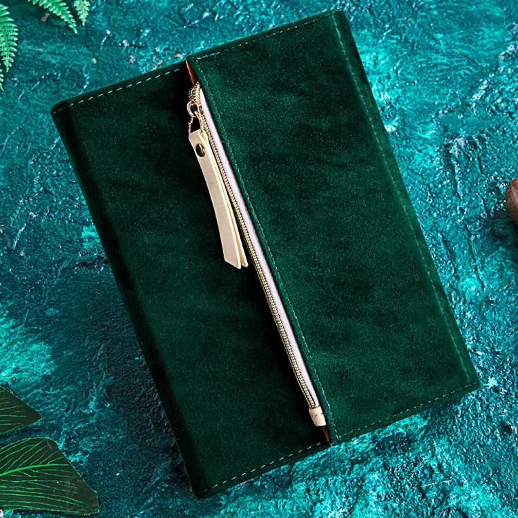 Agenda A5 Velvet Zip – Verde Smarald cu fermoar și textură catifelată, buzunar de depozitare, hârtie alb-bej de înaltă calitate, design sofisticat și funcțional.