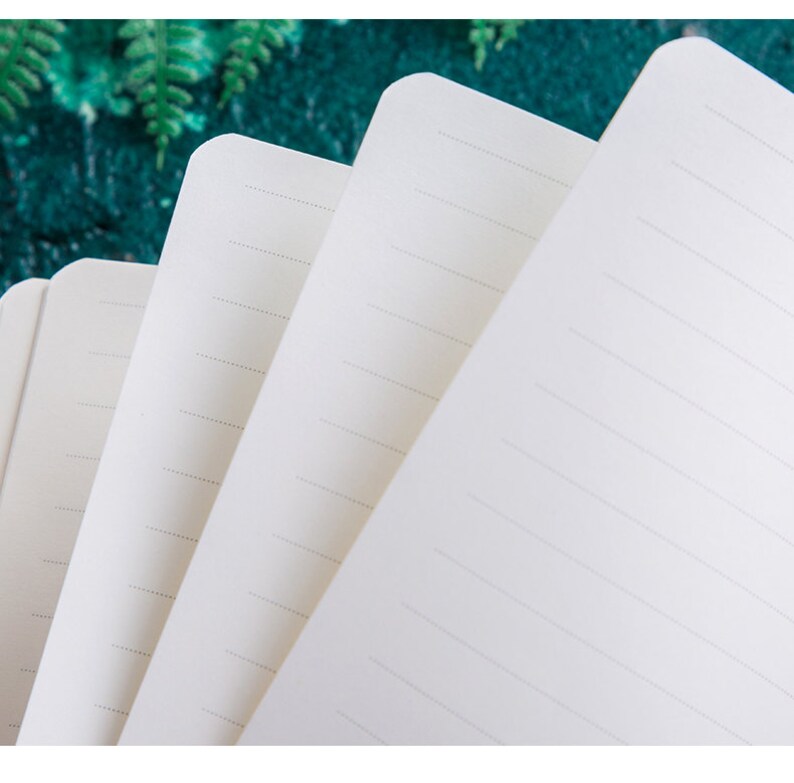 Agenda A5 Velvet Zip – Verde Smarald cu fermoar și textură catifelată, buzunar de depozitare, hârtie alb-bej de înaltă calitate, design sofisticat și funcțional.