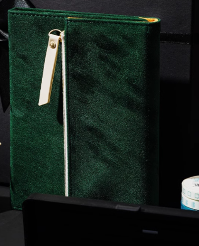 Agenda A5 Velvet Zip – Verde Smarald cu fermoar și textură catifelată, buzunar de depozitare, hârtie alb-bej de înaltă calitate, design sofisticat și funcțional.
