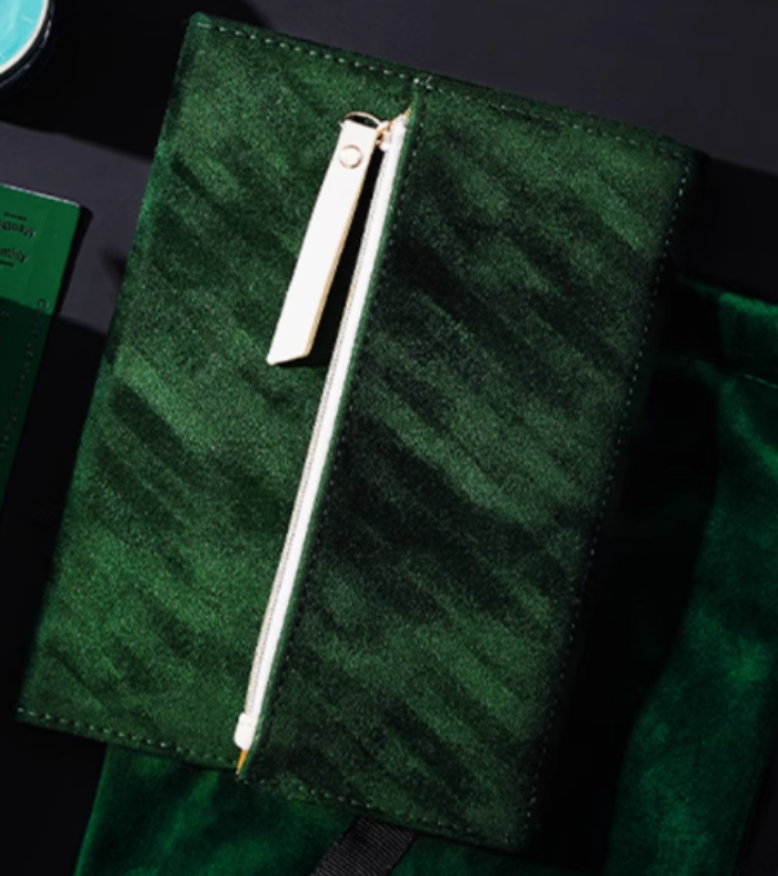 Agenda A5 Velvet Zip – Verde Smarald cu fermoar și textură catifelată, buzunar de depozitare, hârtie alb-bej de înaltă calitate, design sofisticat și funcțional.
