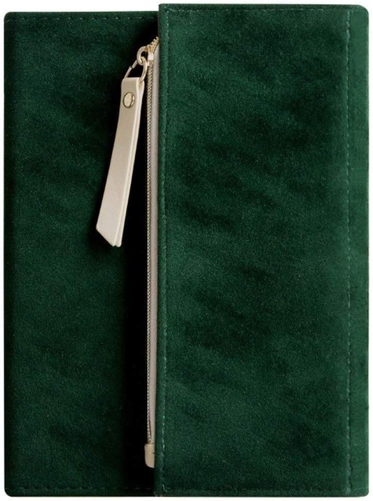 Agenda A5 Velvet Zip – Verde Smarald cu fermoar și textură catifelată, buzunar de depozitare, hârtie alb-bej de înaltă calitate, design sofisticat și funcțional.