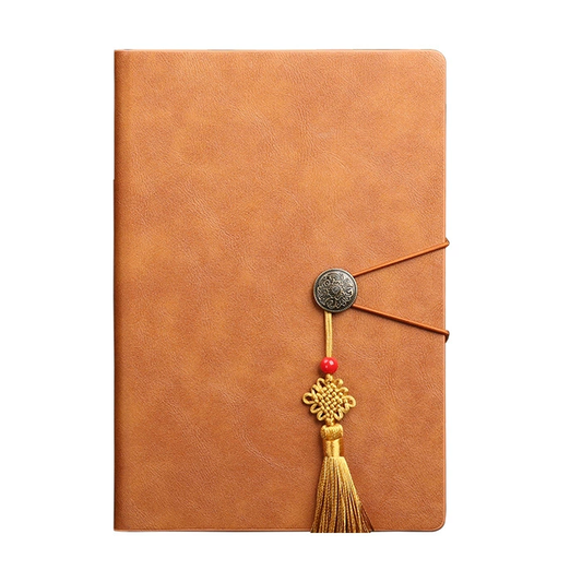 Agendă A5 dictando, copertă maro din piele ecologică, cu șnur decorativ și ciucure, design vintage elegant.